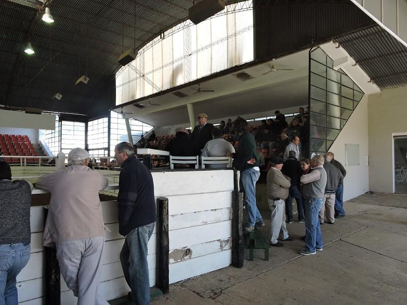 Un grupo de personas están paradas alrededor de una valla en un edificio.