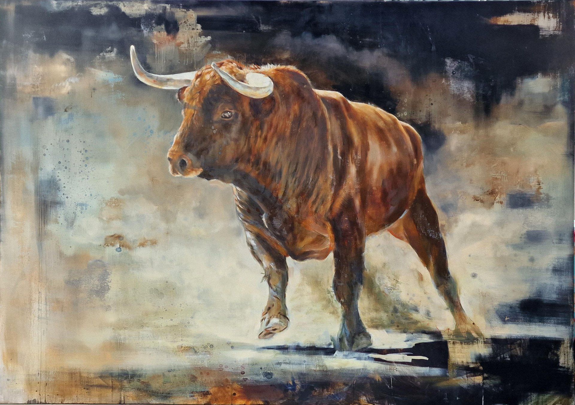 Een schilderij van een stier met lange horens die door een veld rent.