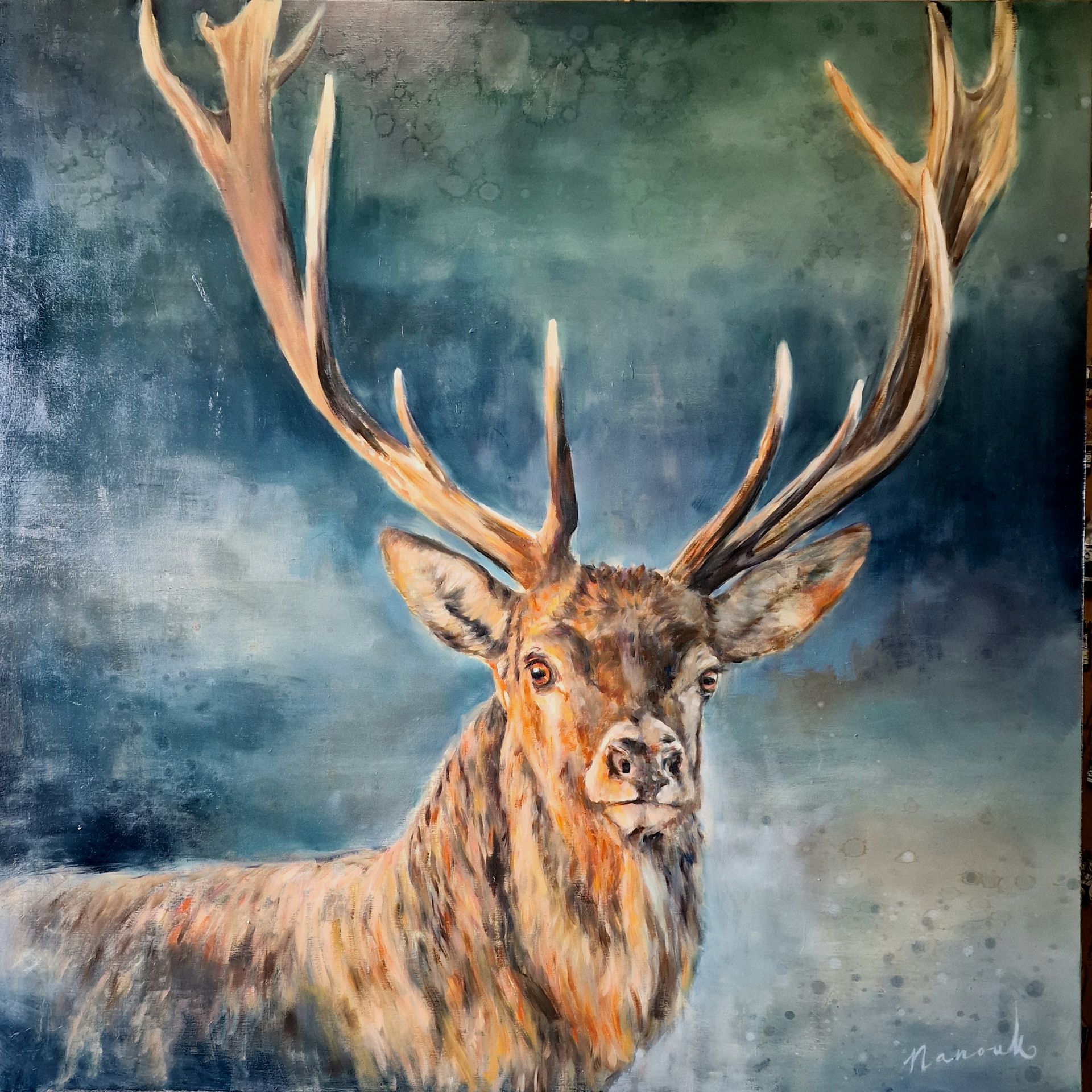 Een schilderij van een hert met gewei op een blauwe achtergrond