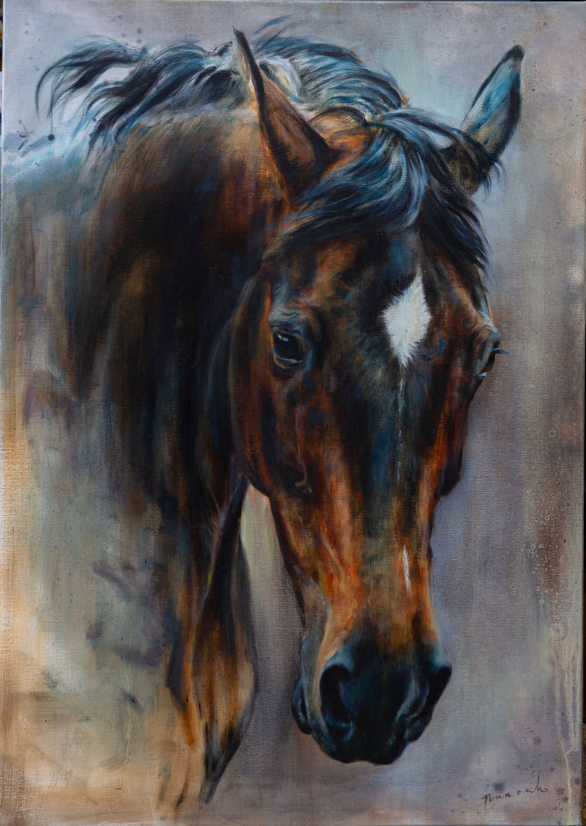 Een schilderij van een wit paard op een bruine achtergrond