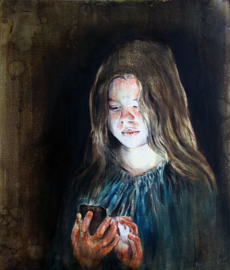 Een schilderij van een jong meisje dat een mobiele telefoon in haar handen houdt.