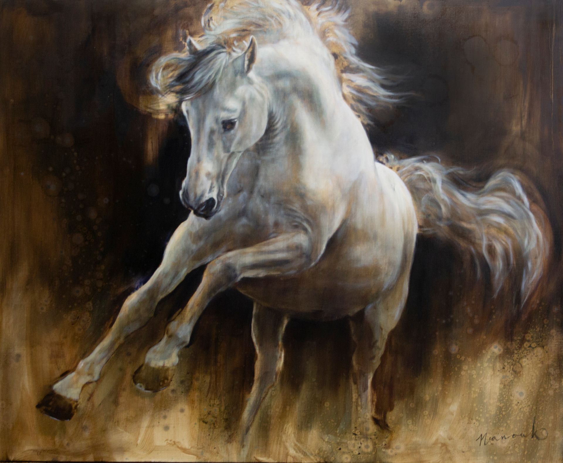 Een schilderij van een wit paard op een bruine achtergrond.