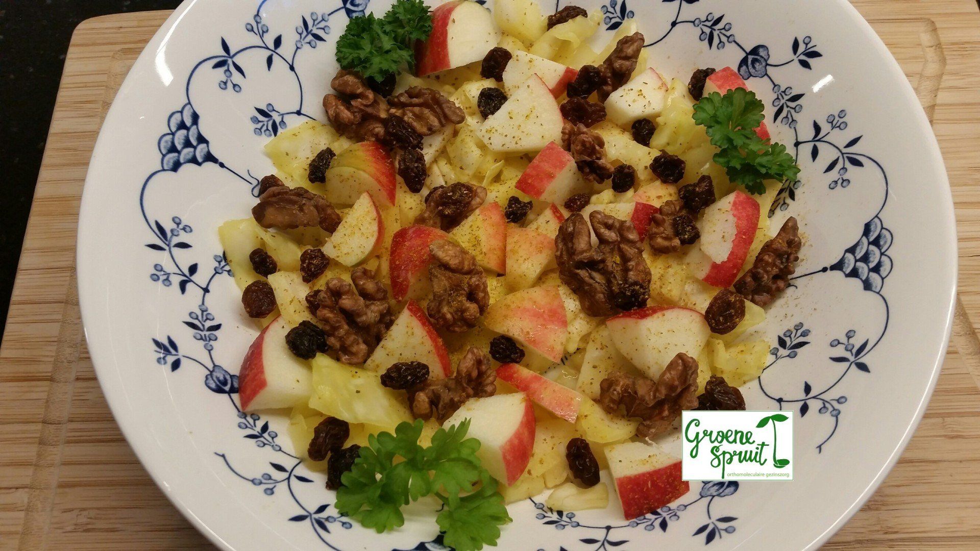 recept lunch paleo oerdieet vegan diner gefermenteerde kool, koolsalade, rozijnen, walnoten, appel