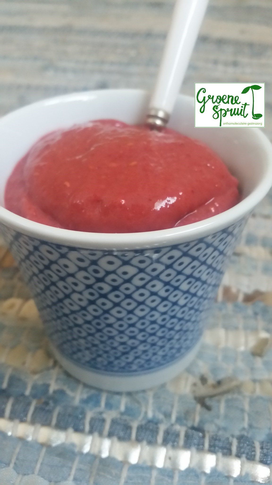 Paleo vegan frambozen avocade honing sorbet ijs