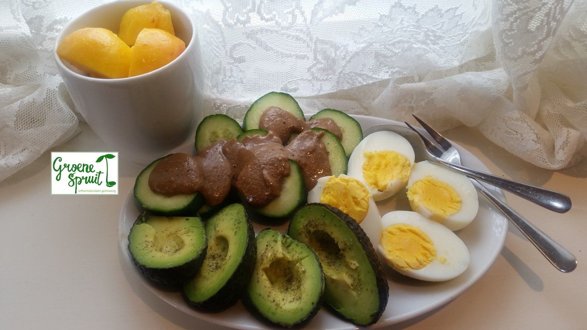 lunch recept perzik ei komkommer sesampasta tahin avocado paleo oerdieet vegetarisch