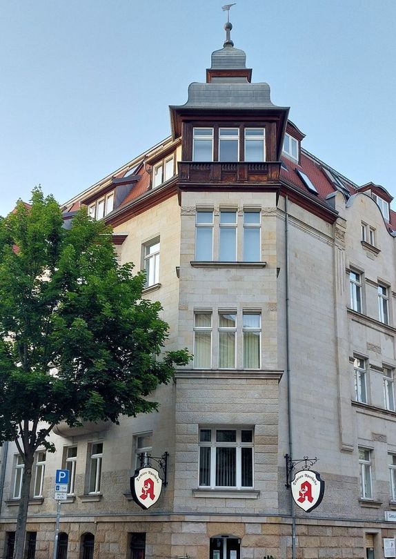Ein Gebäude mit einem Schild