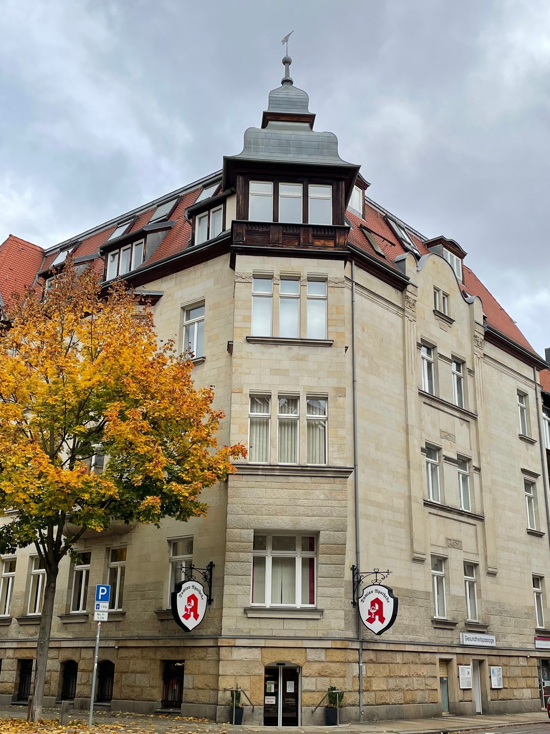 Ein großes Gebäude in dem sich die Praxis befindet