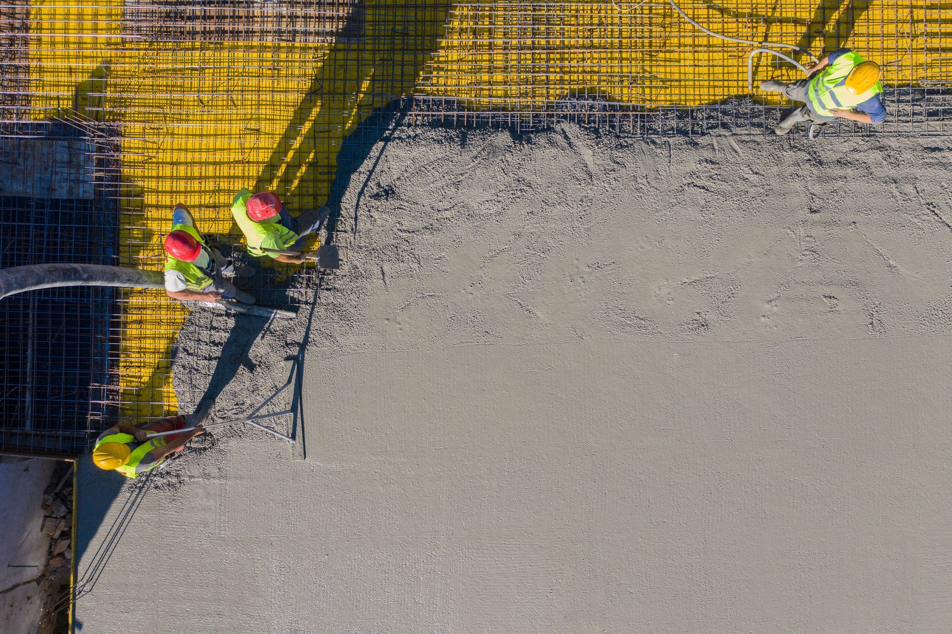 Un gruppo di operai edili sta lavorando su un pavimento in cemento.