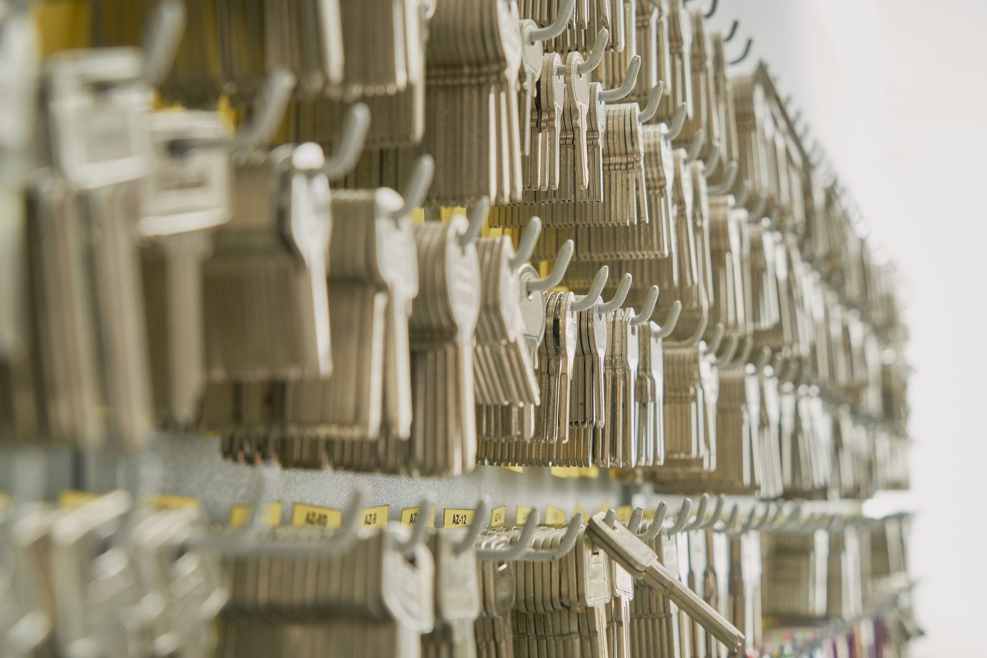 Un mazzo di chiavi appeso a un espositore in un negozio.