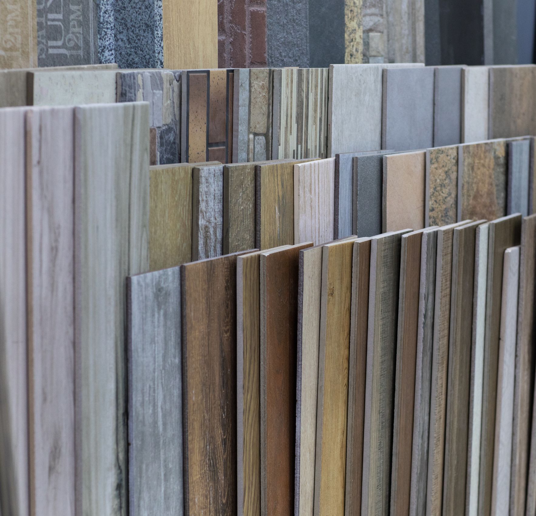 Una fila di assi di legno sono allineate in fila