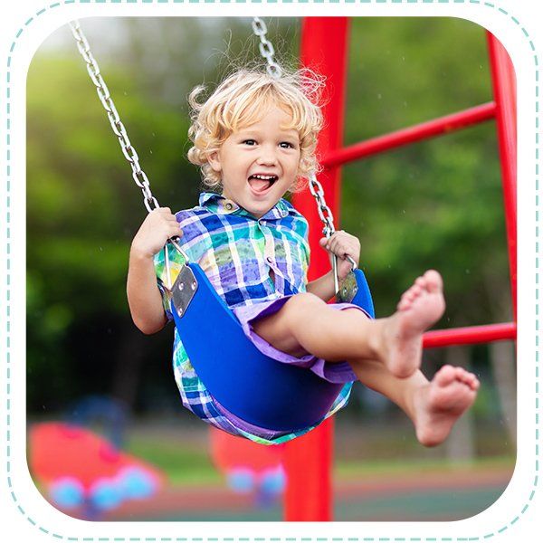 Giardino con giochi dell'asilo nido