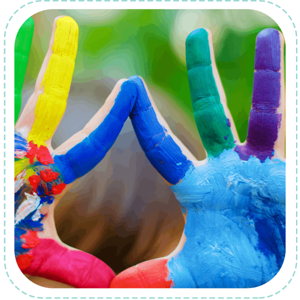 Mani dei bambini colorate