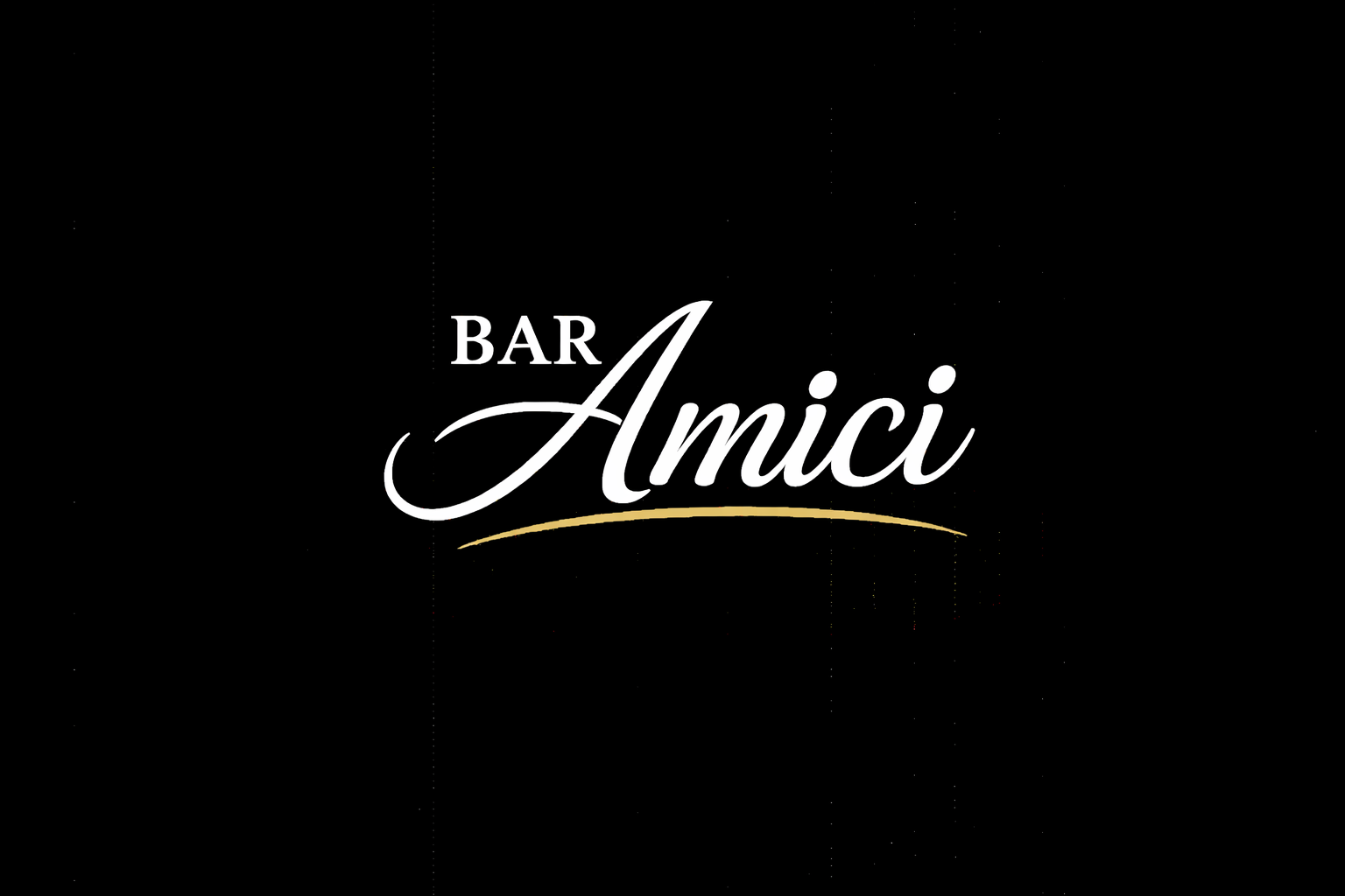 Het logo van Bar Amici, witte letters op een zwarte achtergrond, met een gouden onderstreping.