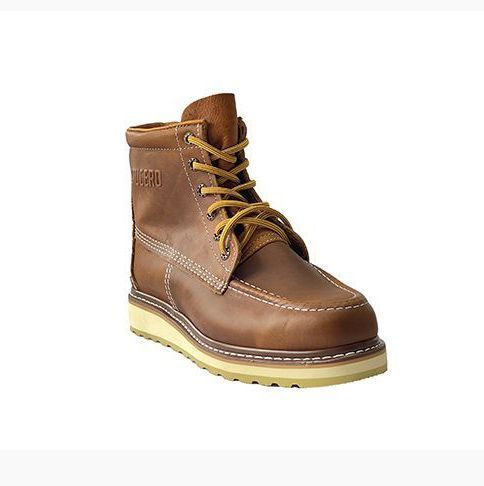 Un par de botas de cuero marrón con cordones amarillos sobre fondo blanco.