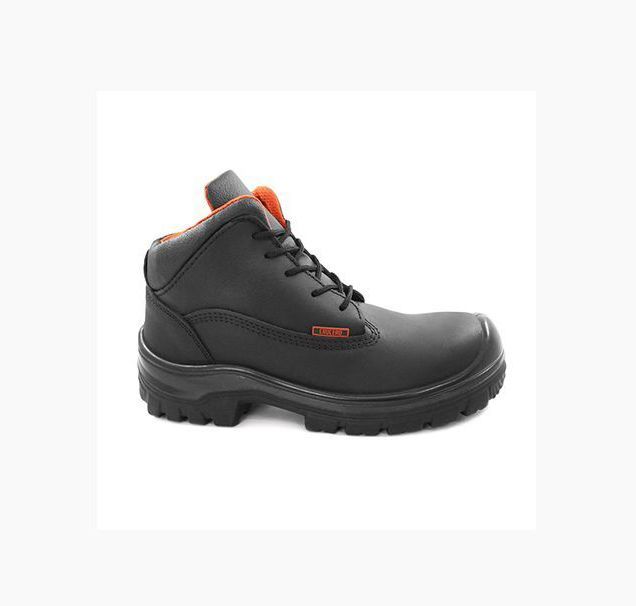 Un par de botas de seguridad negras y naranjas sobre un fondo blanco.