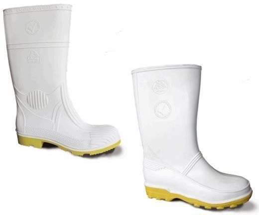 Un par de botas de lluvia blancas con suela amarilla