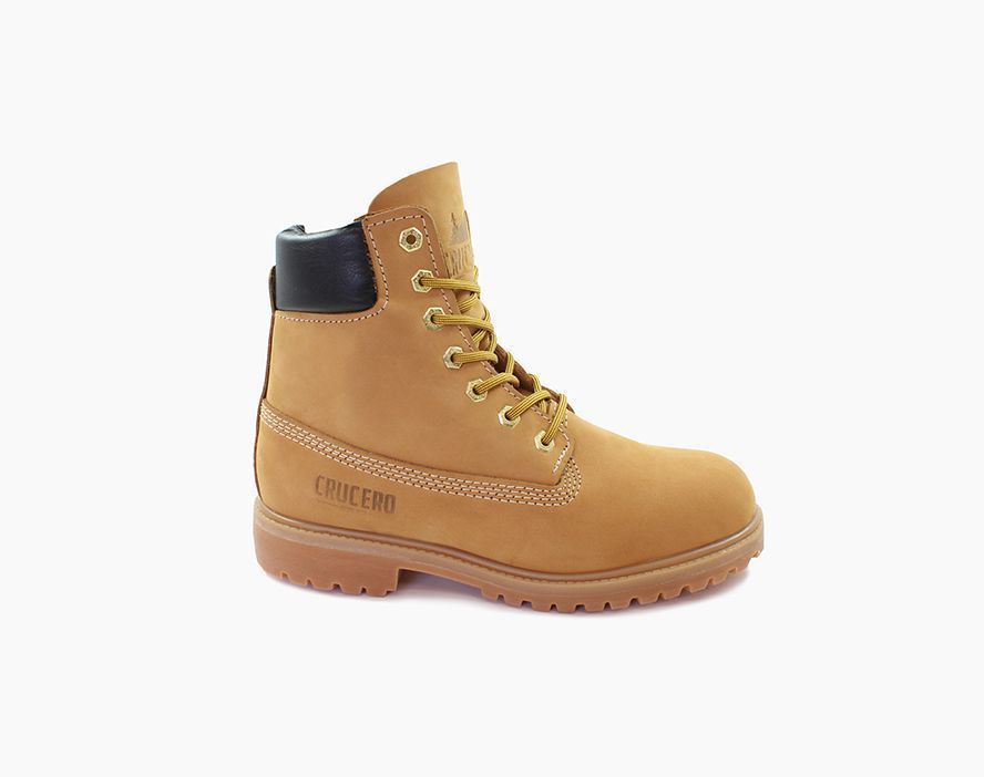 Un par de botas marrones sobre un fondo blanco.