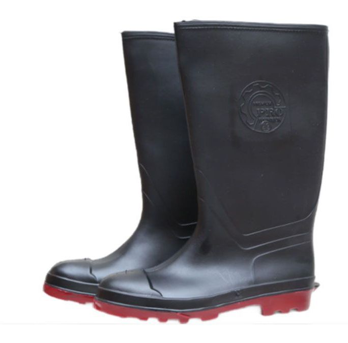 Un par de botas de lluvia negras con suela roja