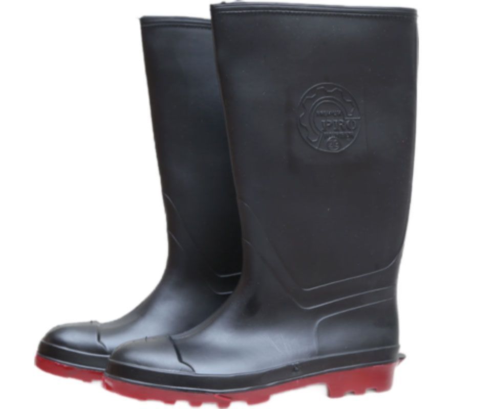 Un par de botas de lluvia negras con suela roja sobre fondo blanco.