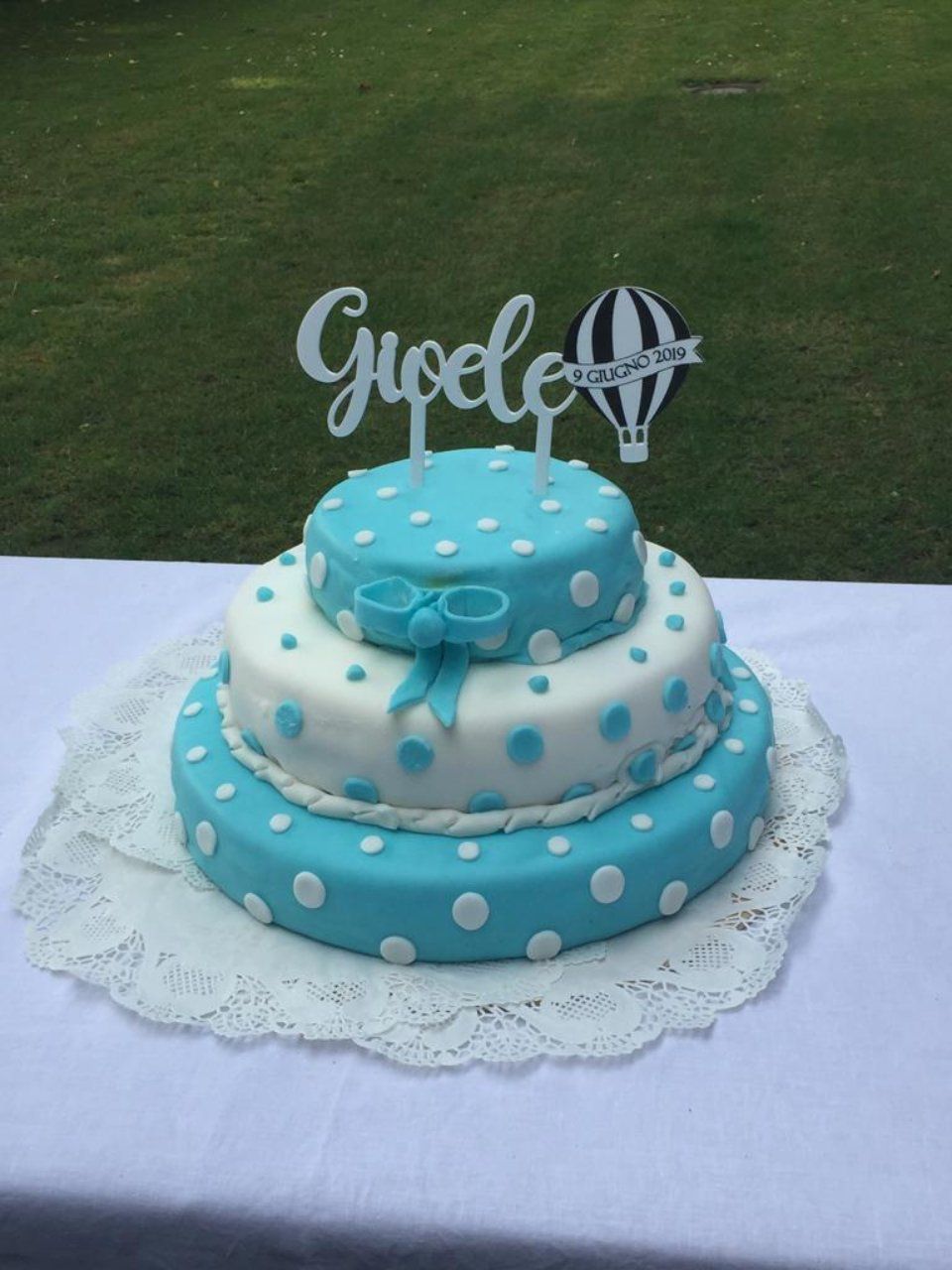 Torta di compleanno bianca e azzurra