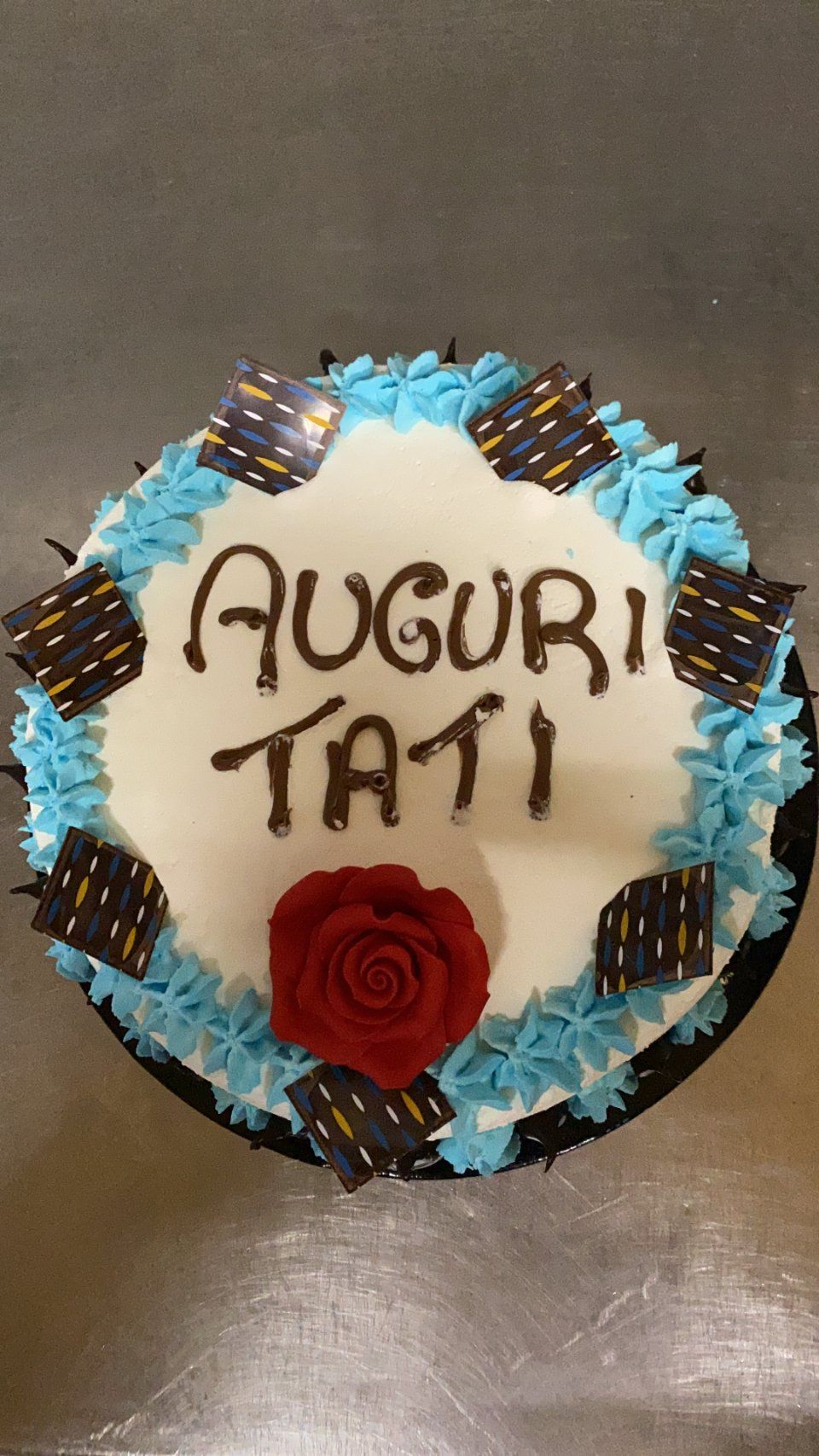 Torta di compleanno con rosa