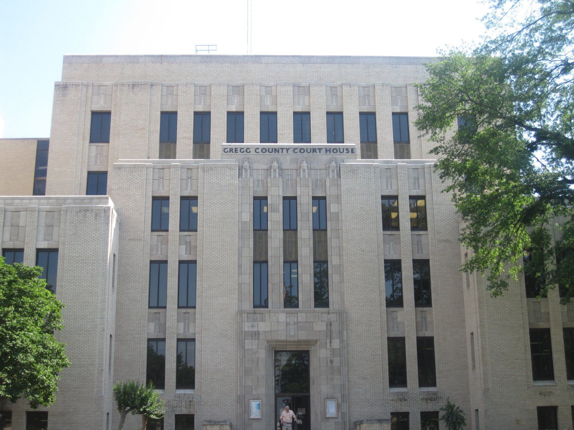 A large building with a sign that says mesa county courthouse