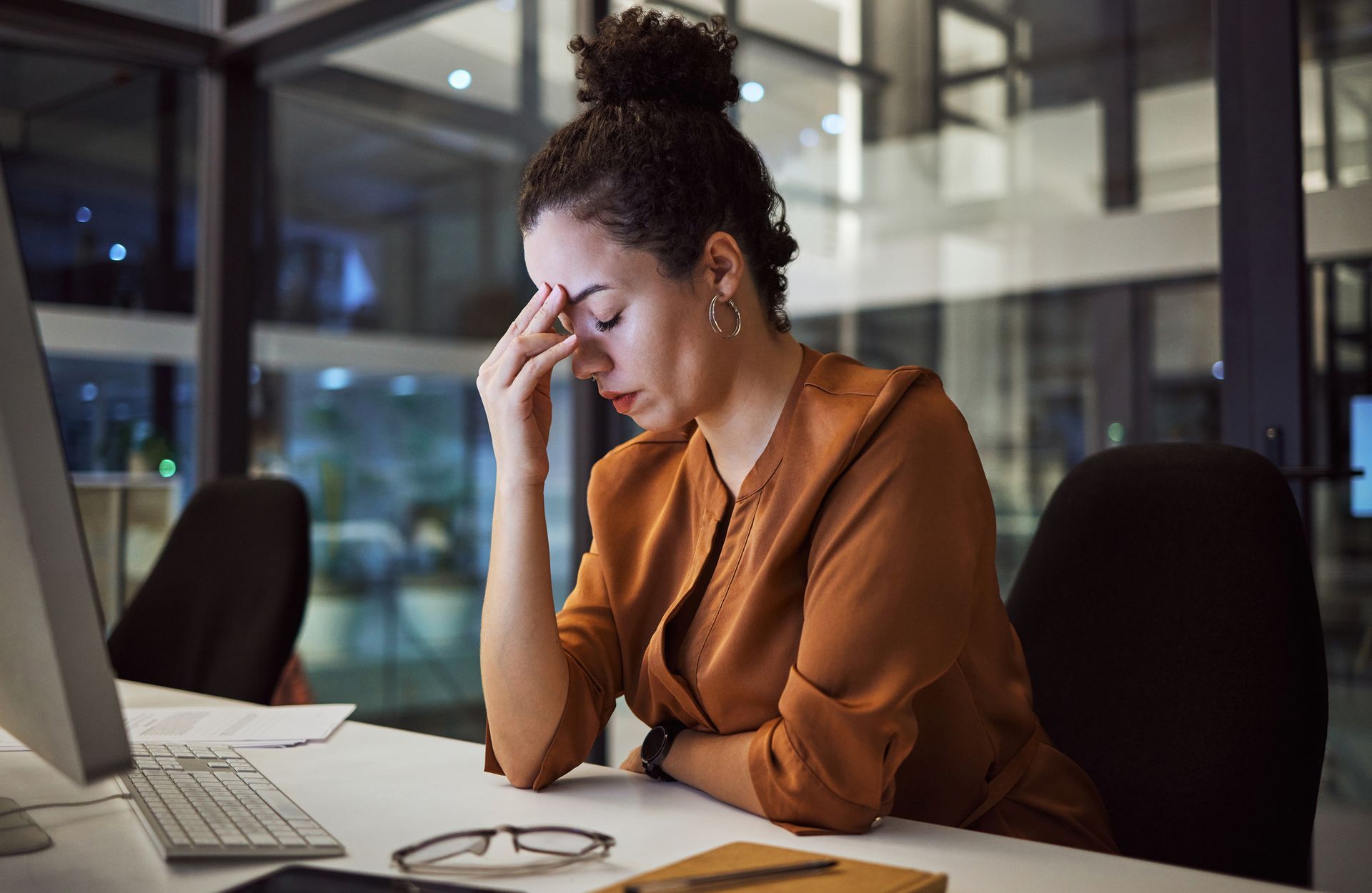 Frustrated employee sitting at a desk, concerned about wrongful dismissal.