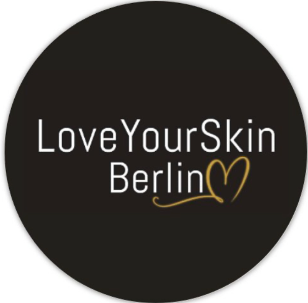 Weiße Schrift mit goldenem Herzmotiv.