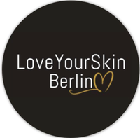 Weiße Schrift mit goldenem Herzmotiv.