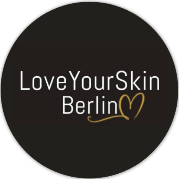 Weiße Schrift mit goldenem Herzmotiv.