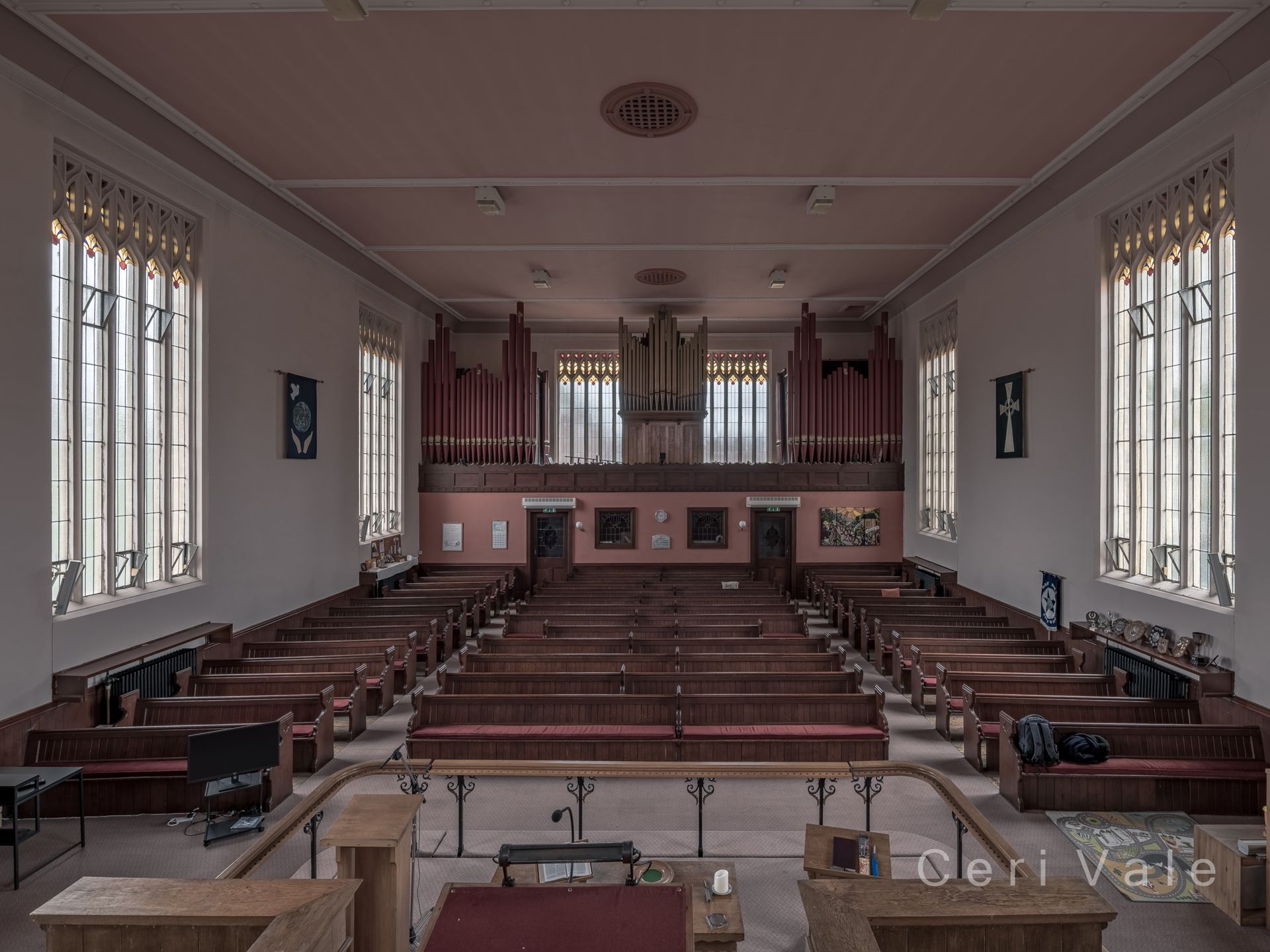 The inside of a church with the word deri valle on the bottom
