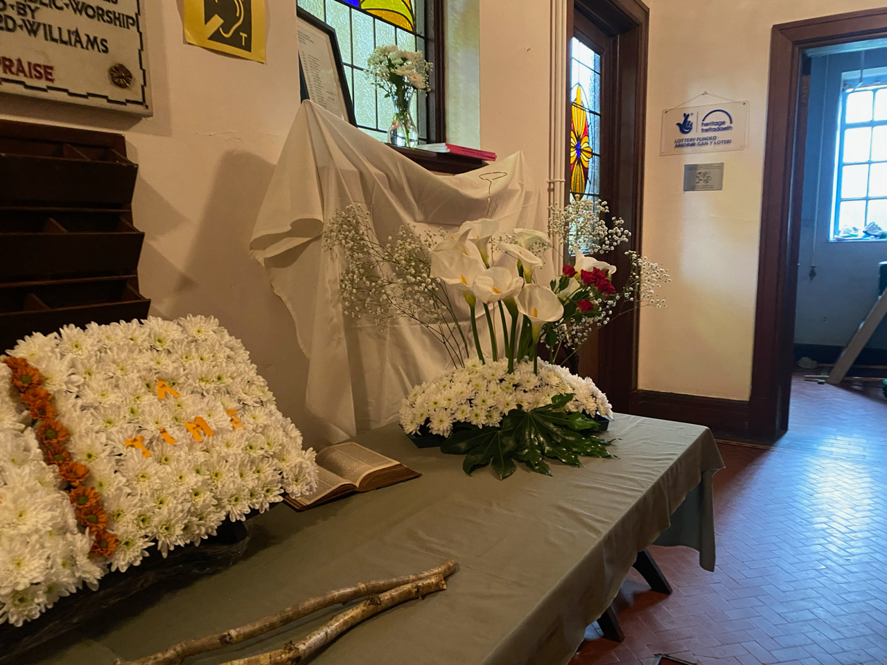 A table with flowers and a sign that says praise