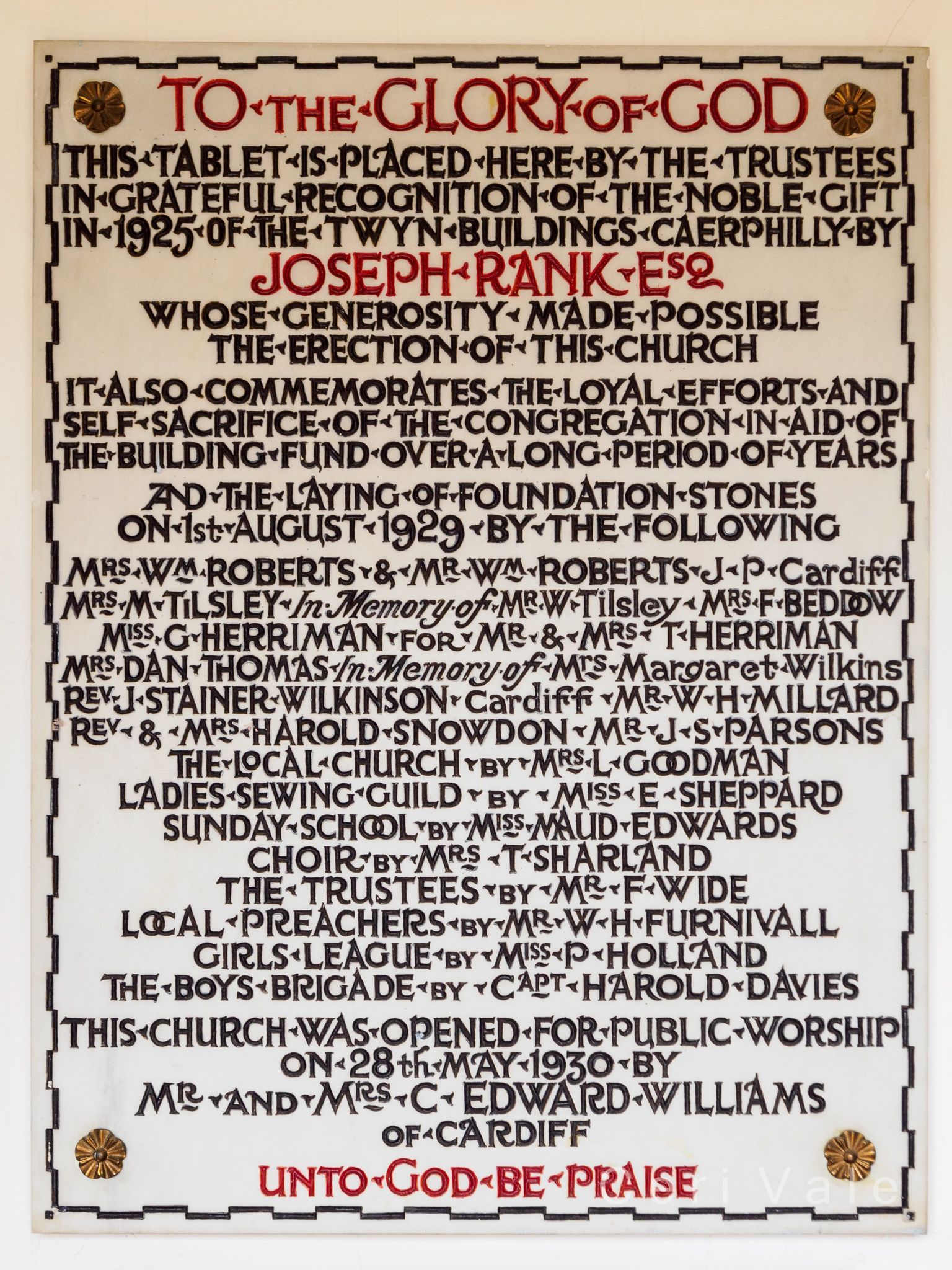 A sign that says to the glory of god on it