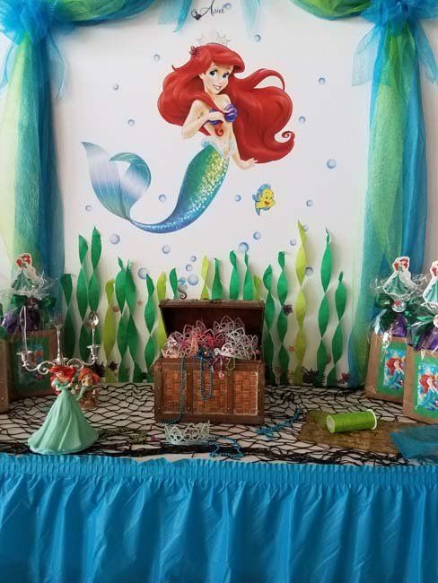 View of a table decoration with wooden trunk full of princess crown