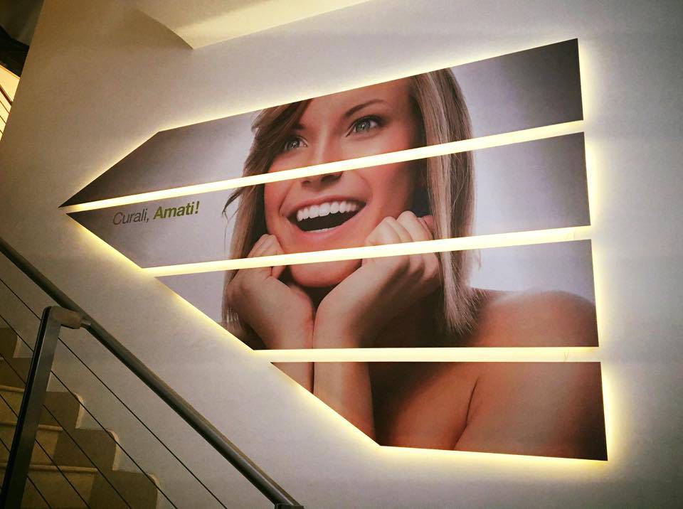 Donna sorridente su banner