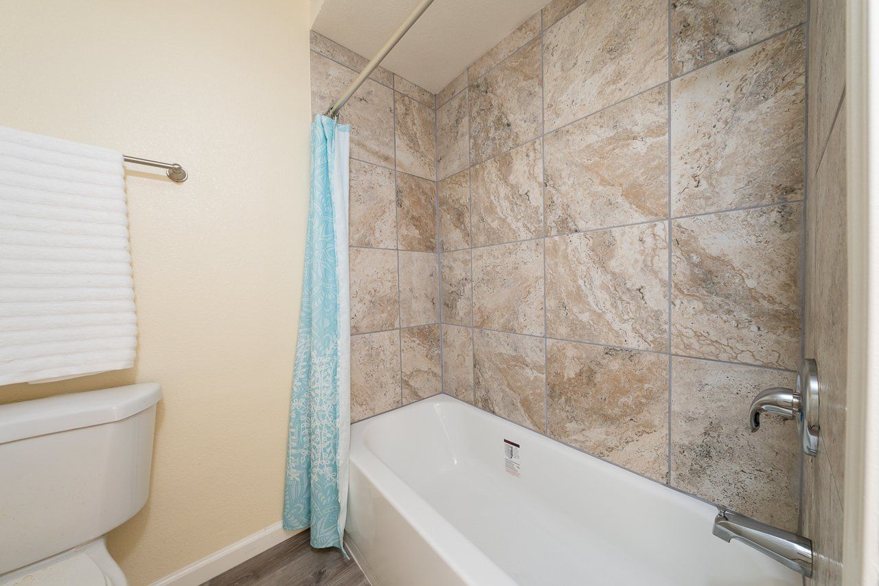 Mesa Cove Apartments  bath tub