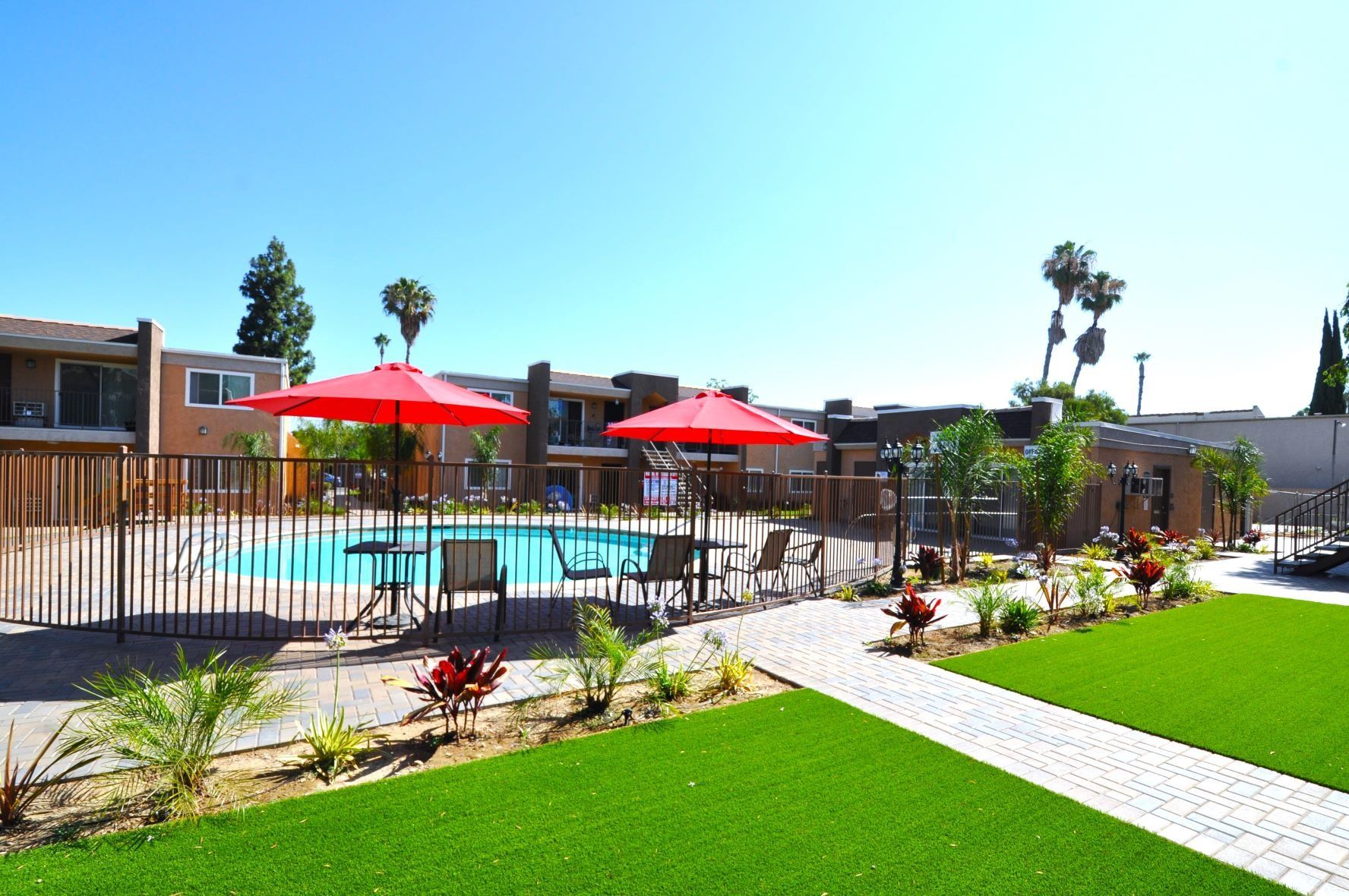 Silver Oaks Apartments pool and umbrellas