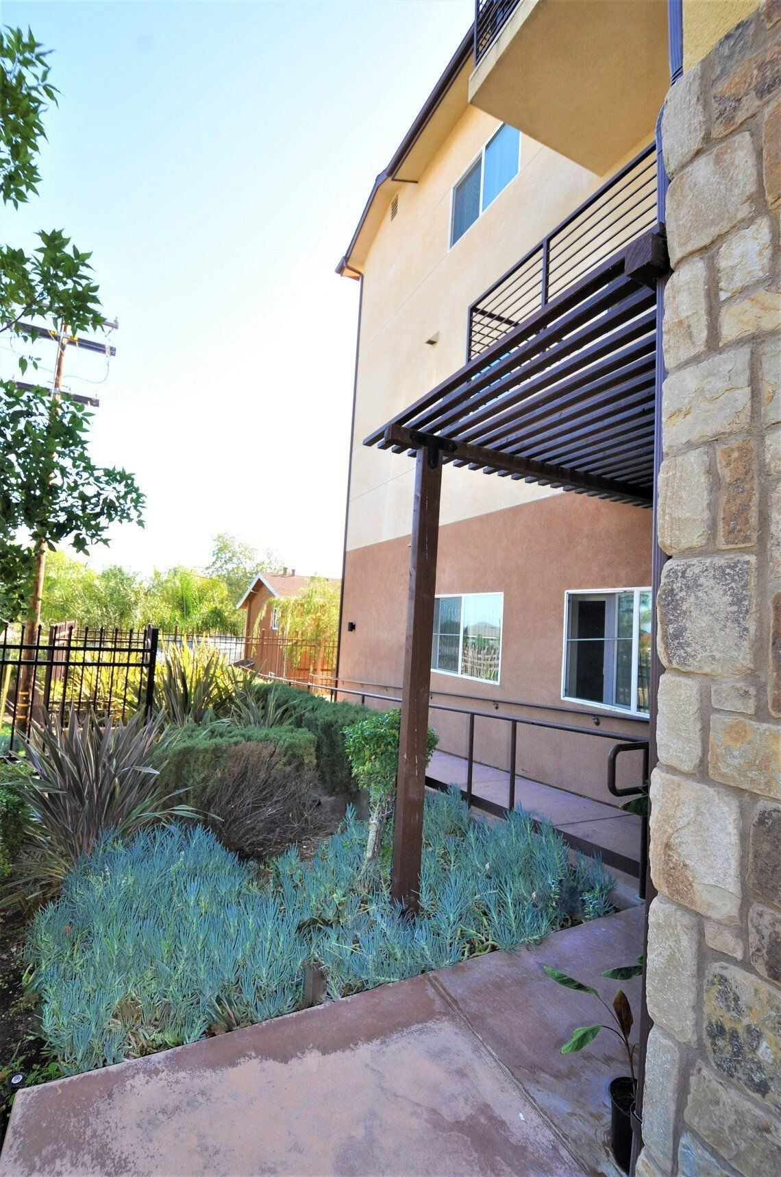 Dunlop 14 Apartments  grass 2