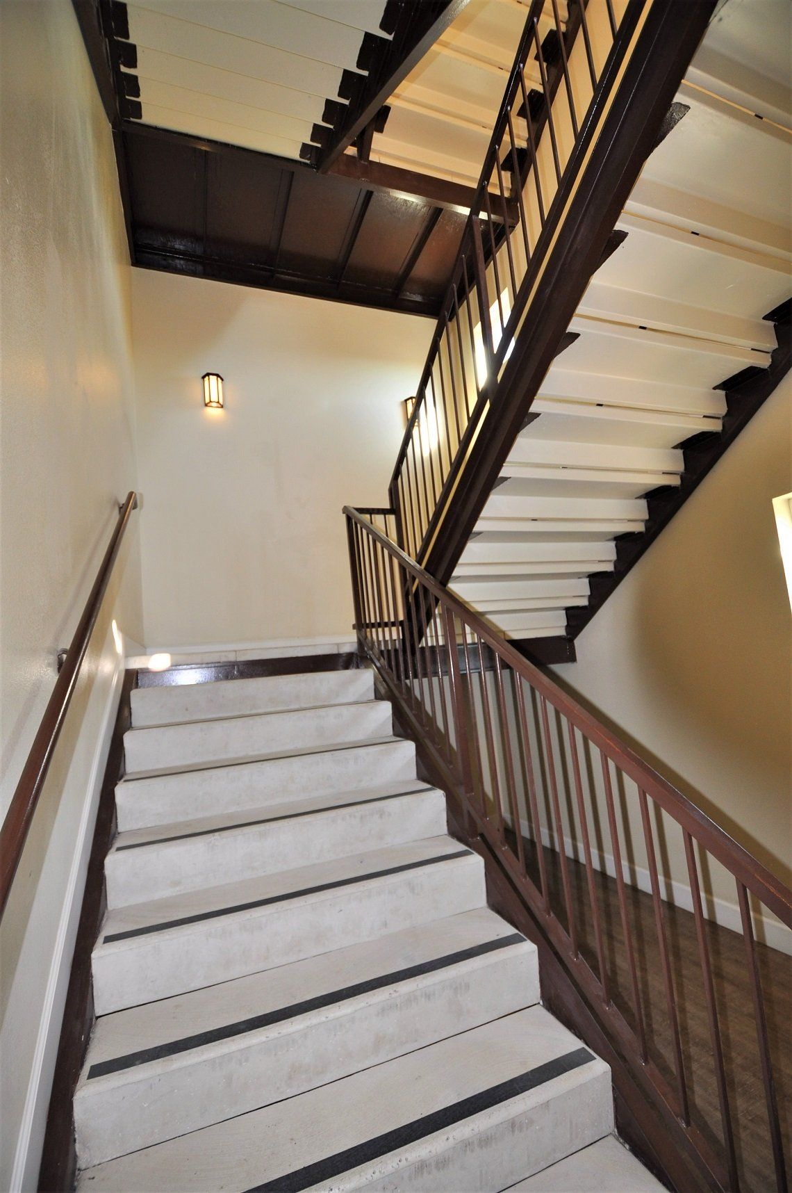 Dunlop 14 Apartments staircase