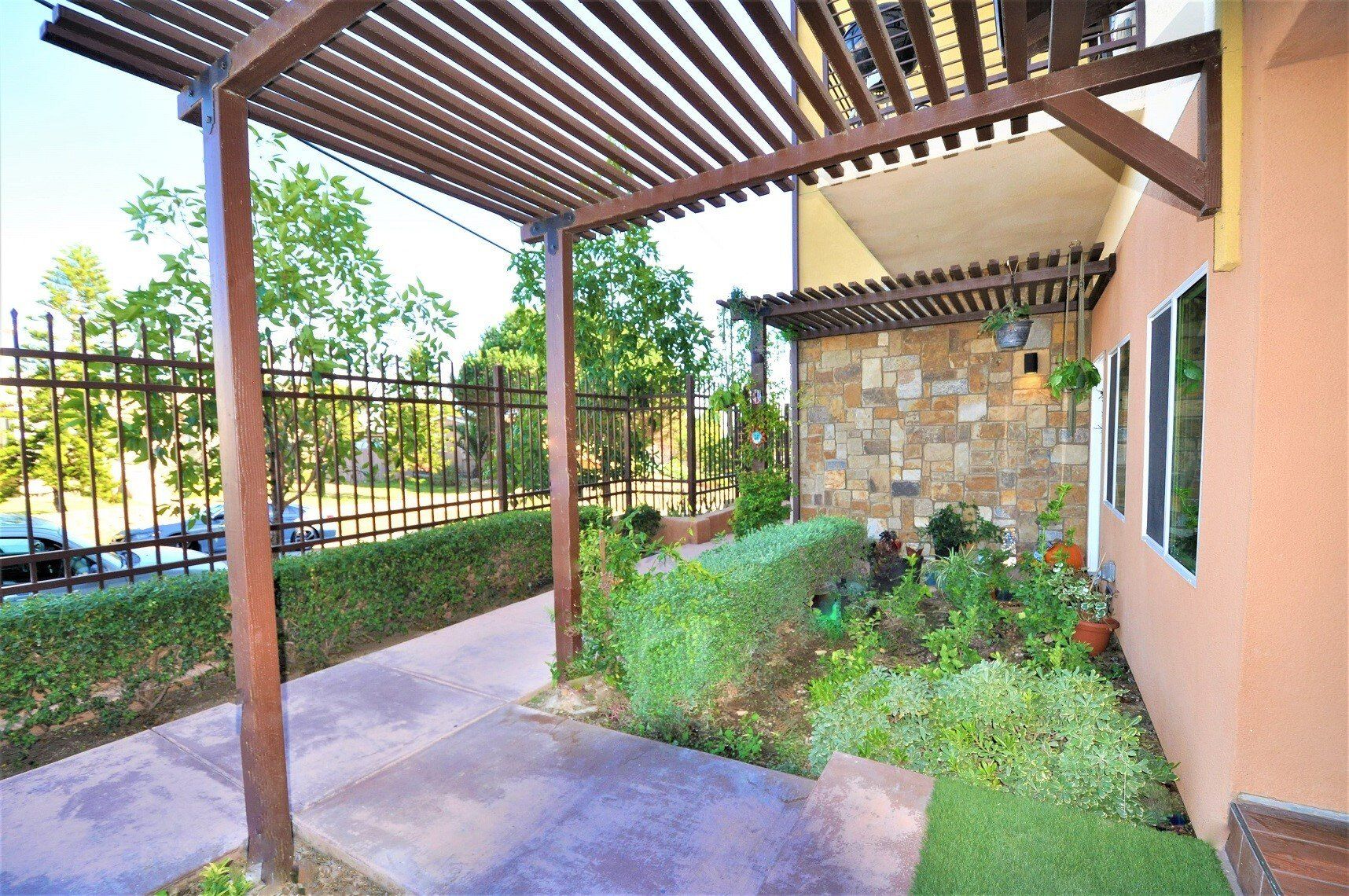 Dunlop 14 Apartments overhang