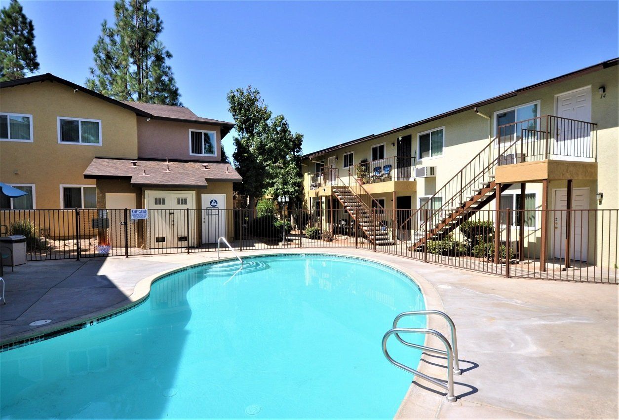 Lakeridge Apartments pool
