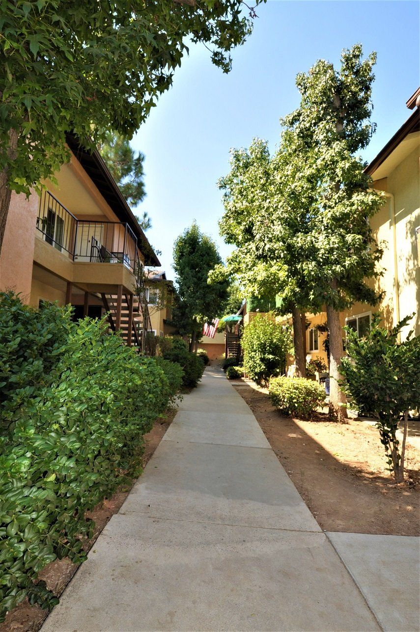 Lakeridge Apartments walkway