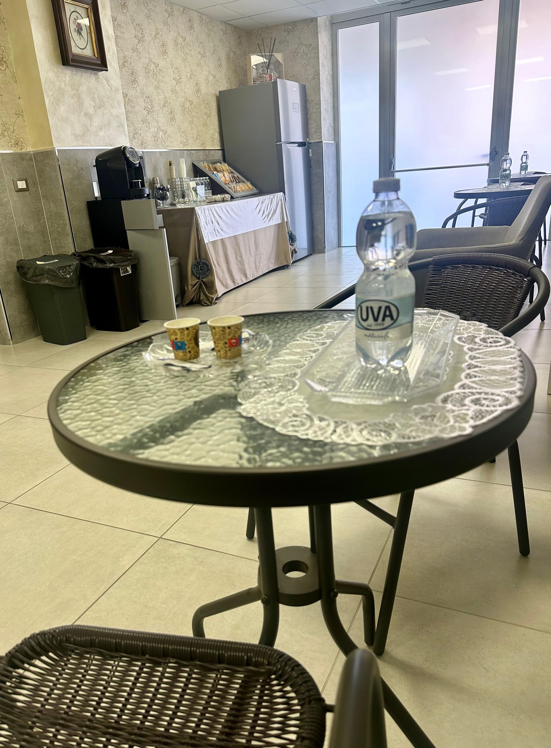 Un tavolo di vetro con una bottiglia sopra casa funeraria uva