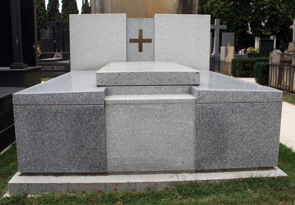 Una tomba con una croce in un cimitero