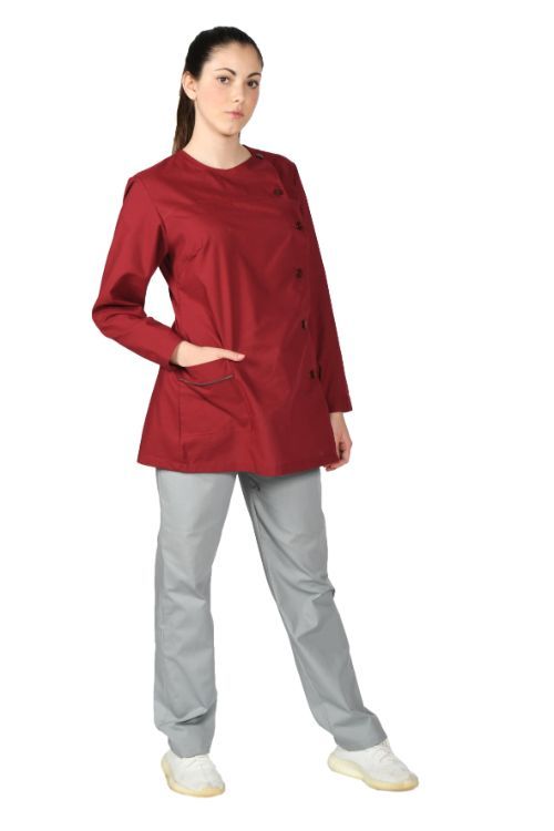 camice rosso e pantaloni grigi da lavoro