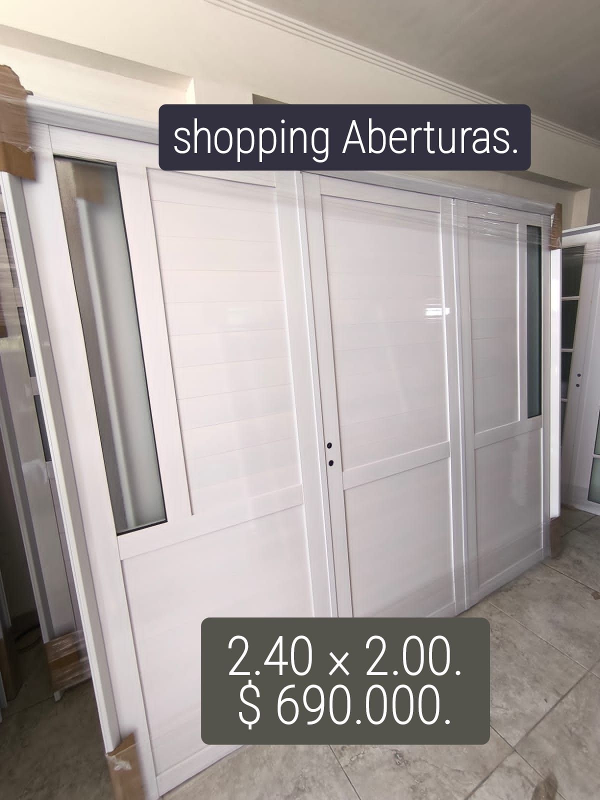 Puerta blanca con paneles de vidrio. Dimensiones: 2,40 x 2,00. Precio: $690.000.