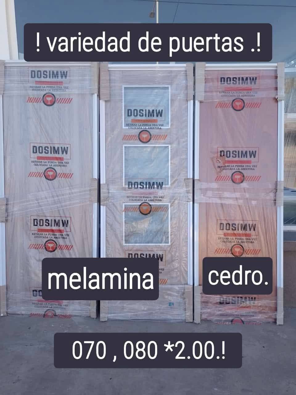 Tres puertas envueltas en plástico, rotuladas "melamina" y "cedro", con dimensiones 070, 080*2.00.