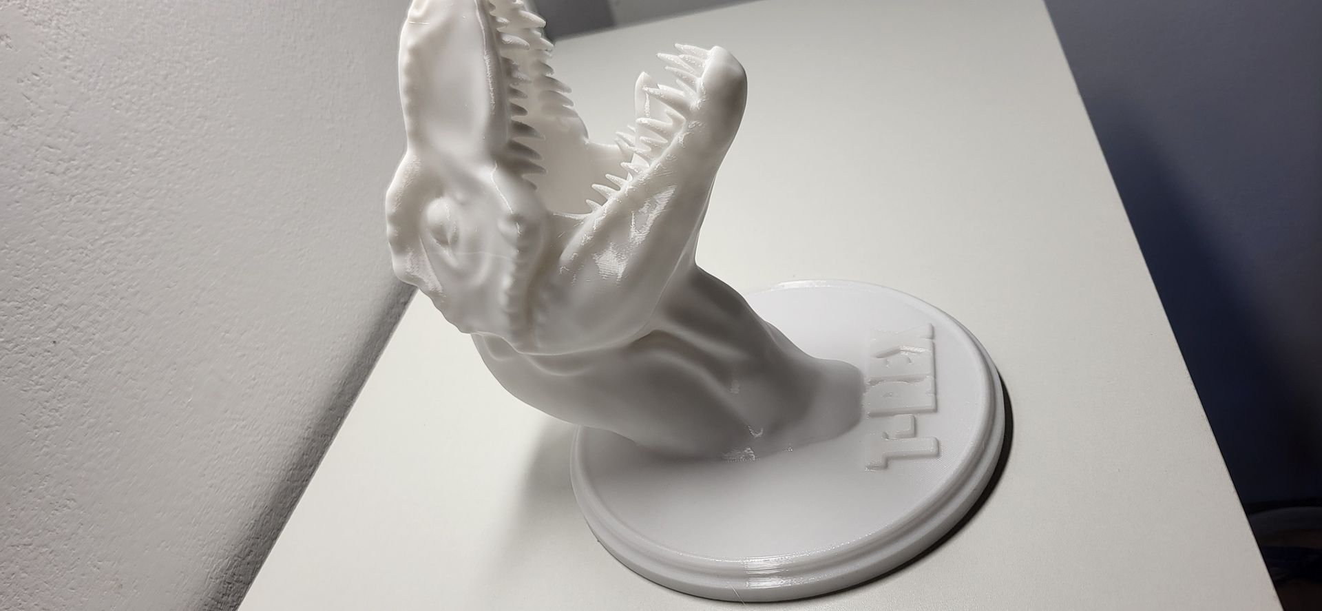 T rex hoofd voor aan de muur.