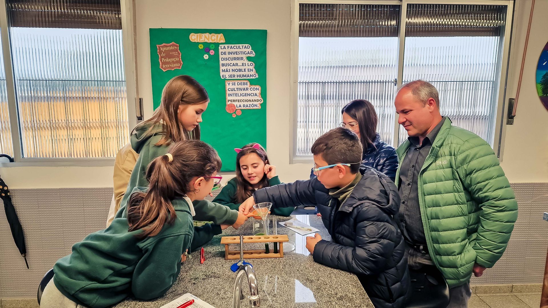 ¡Clase participativa en el laboratorio con las familias de 3° A!