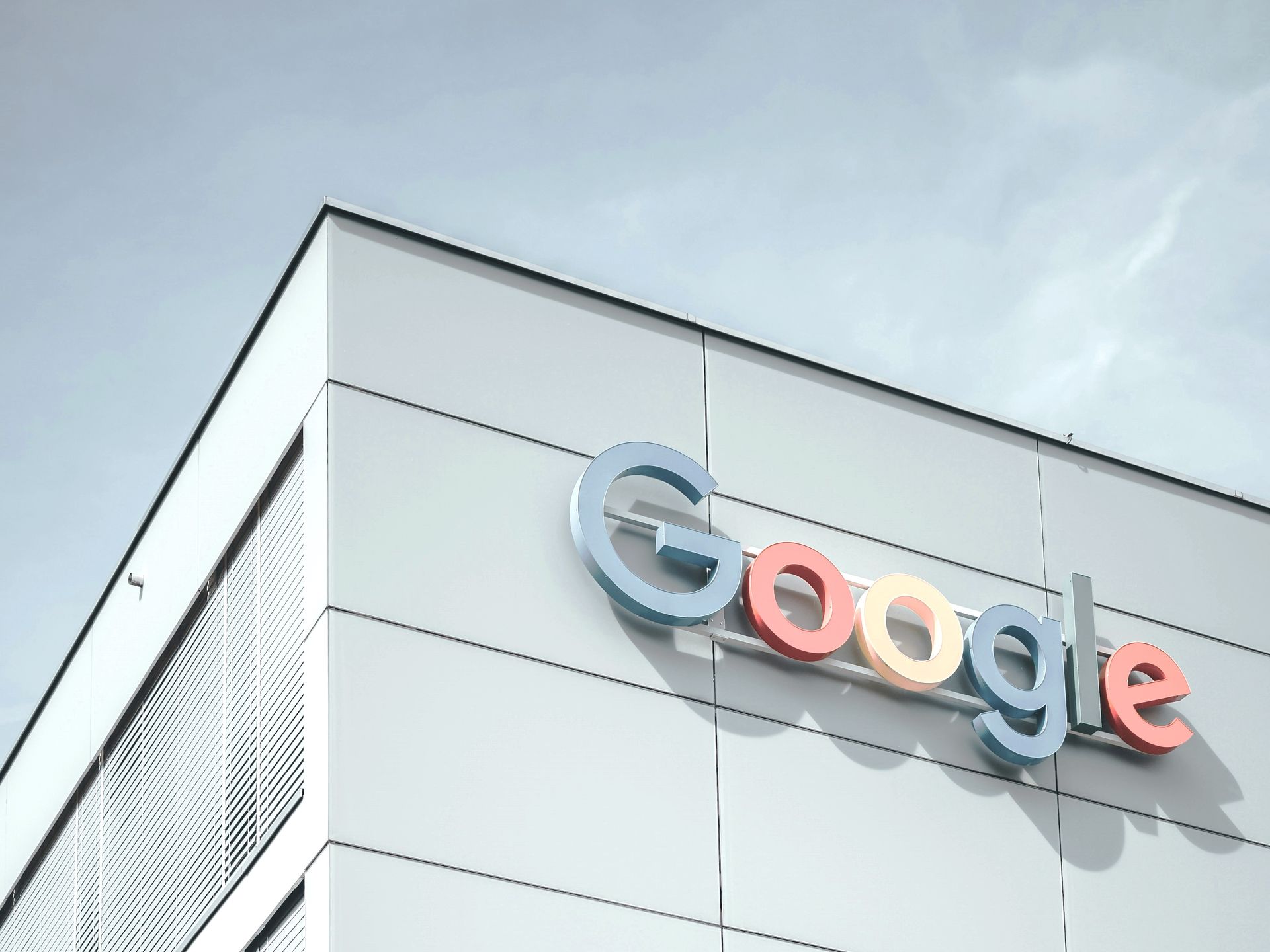 Google-Logo an einer Hauswand I a.m.ood Marketing Services